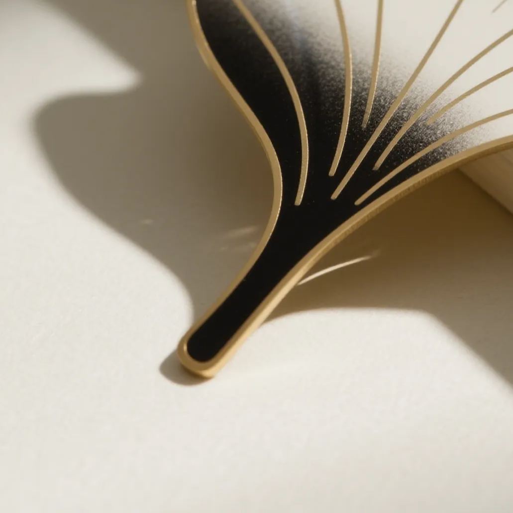 Eleganckie metalowe zakładki do książek w kształcie liścia klonu, 2 szt.