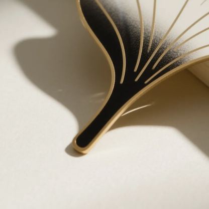 Eleganckie metalowe zakładki do książek w kształcie liścia klonu, 2 szt.