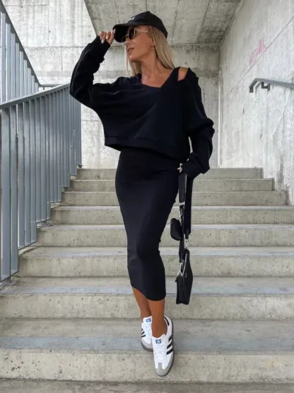 Ärmelloses Kleid und Hoodie