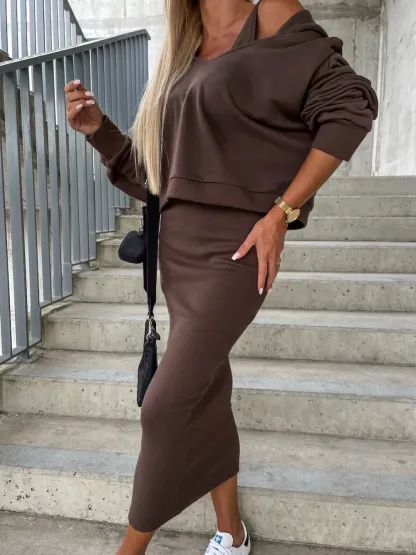 Ärmelloses Kleid und Hoodie