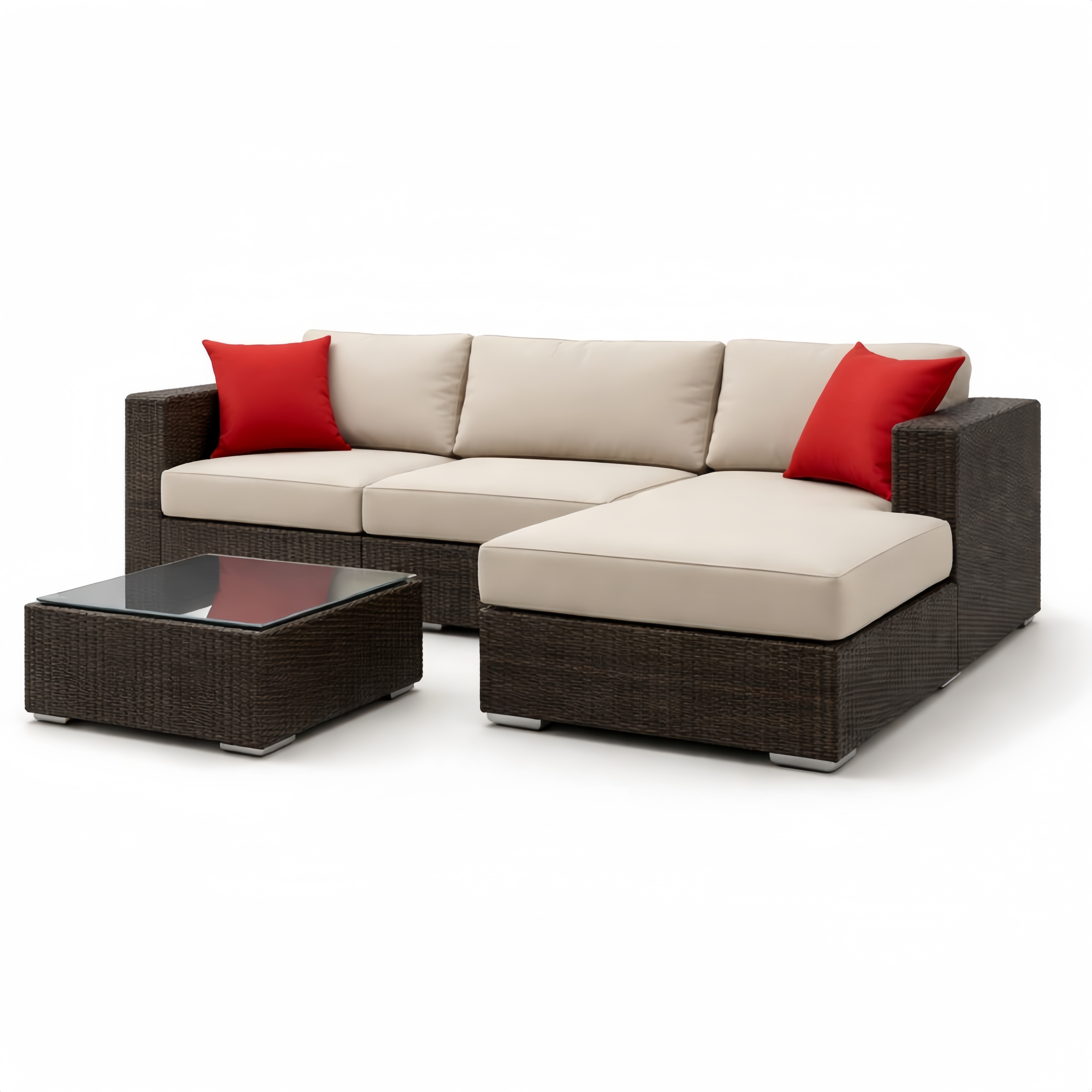 Divano componibile in rattan sintetico con cuscini beige e tavolino in vetro temperato