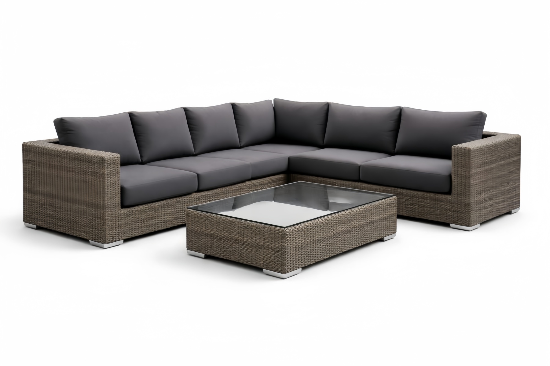 Divano angolare modulare in rattan sintetico con cuscini grigi e tavolino in vetro temperato