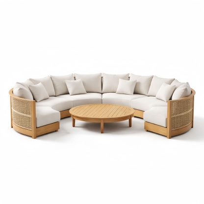 Divano angolare in legno e rattan con tavolino tondo e cuscini beige