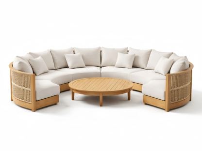 Divano angolare in legno e rattan con tavolino tondo e cuscini beige