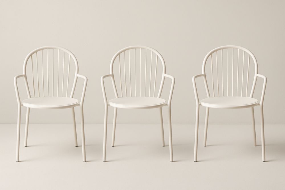 Lot de 3 chaises blanches en métal avec accoudoirs