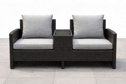 Divano Esterno in Rattan Sintetico 2 Posti con Cuscini in Poliestere Grigio e Tavolino in Vetro