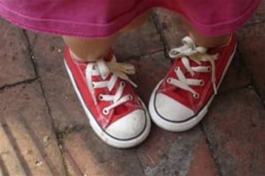 Piedi di bambino con dita a punta di piccione Piedi di bambino con dita a piccione