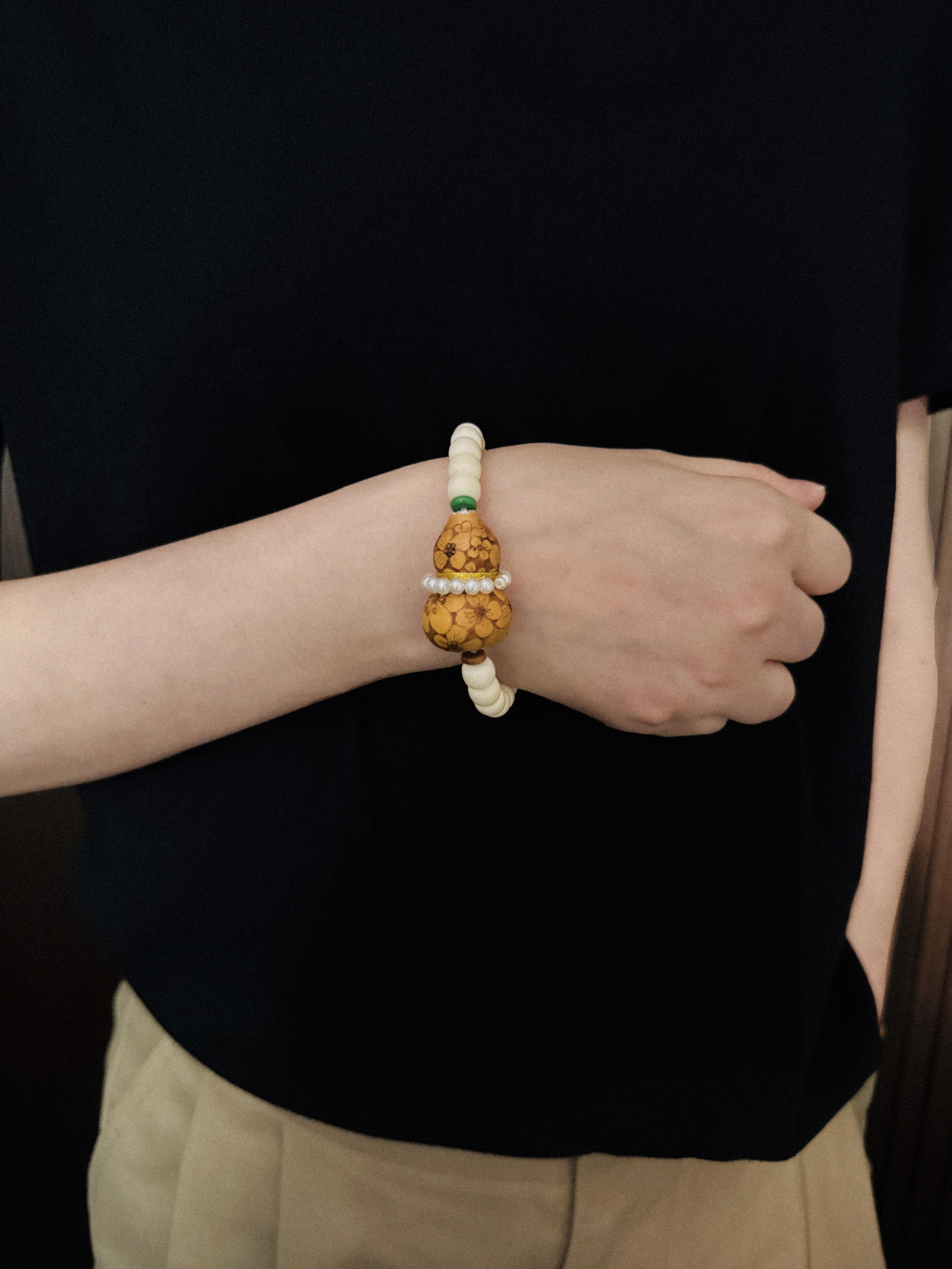 Flame Bloom Fu Lu | White Bodhi Pyrography Floral Gourd Bracelet with Pearl | Murren Oriental Handcraft