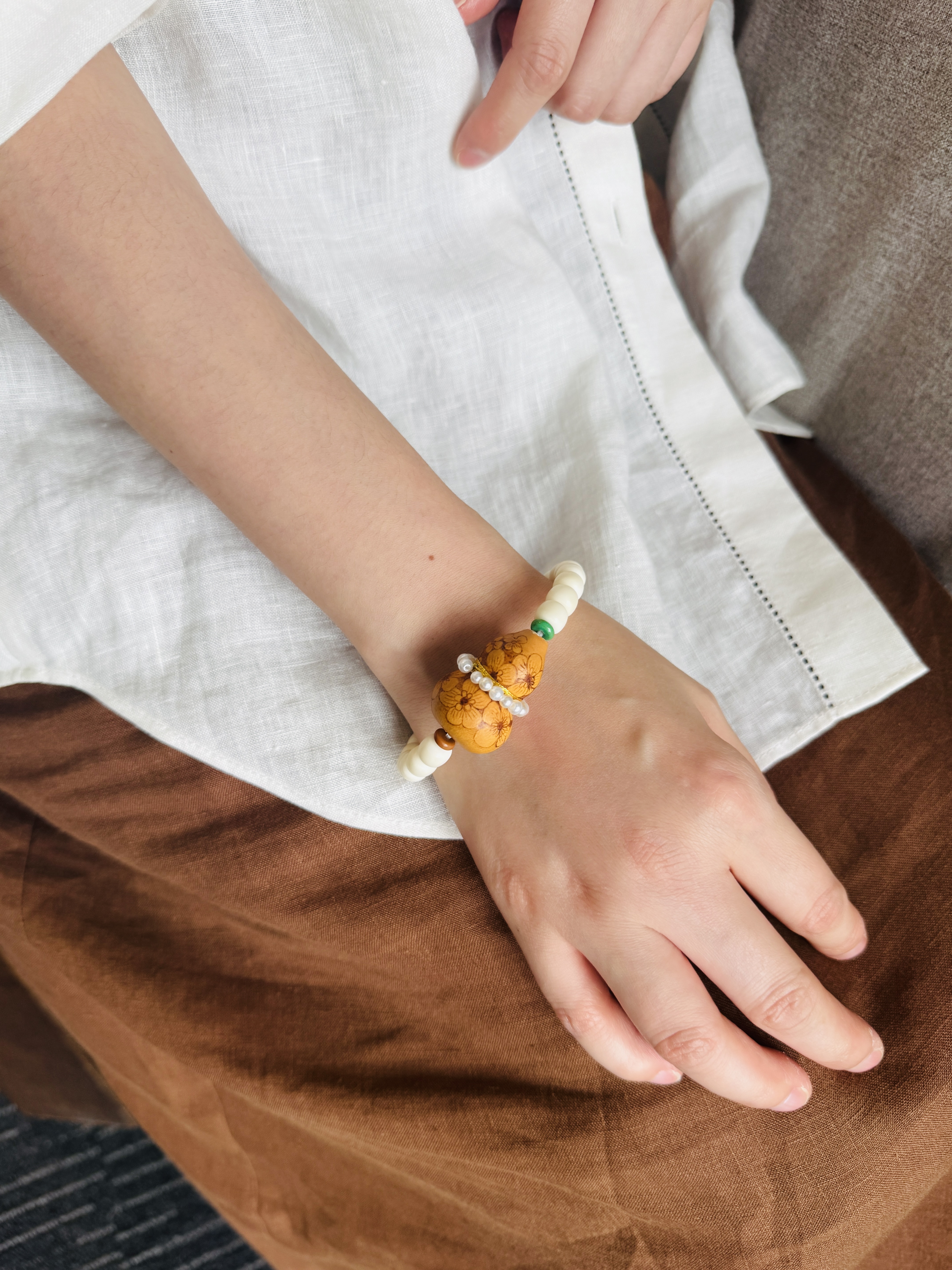 Flame Bloom Fu Lu | White Bodhi Pyrography Floral Gourd Bracelet with Pearl | Murren Oriental Handcraft