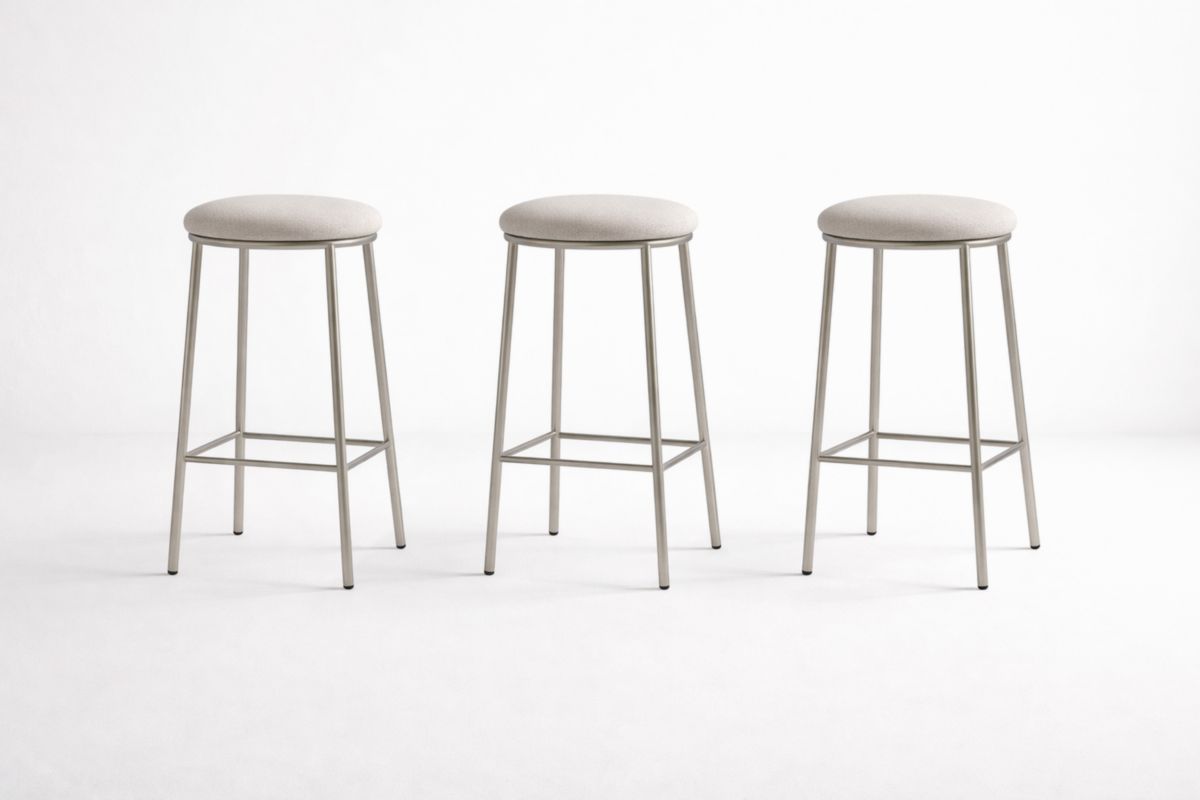 Set di sgabelli alti in tessuto beige con base in acciaio-Joravero