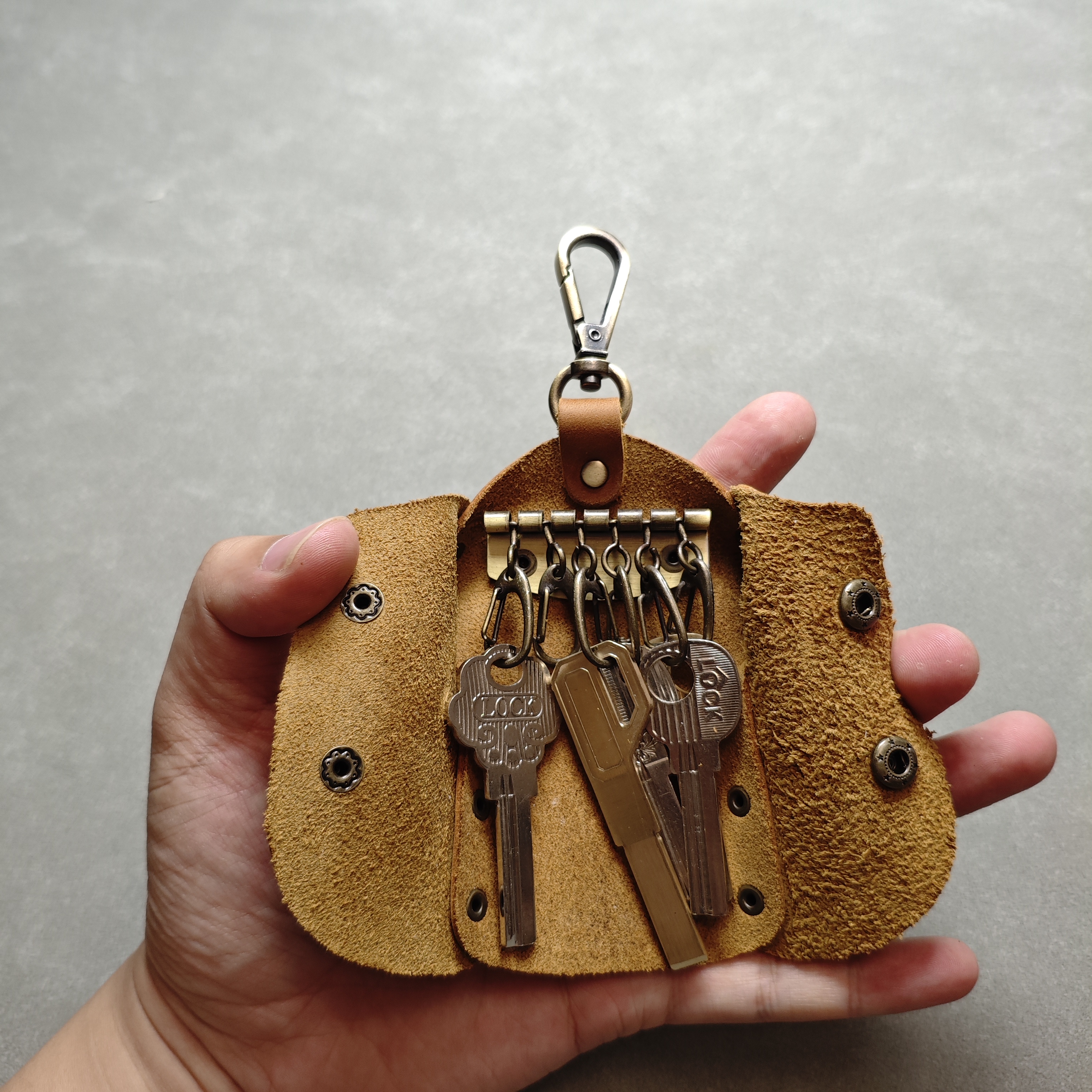 Handmade Crazy Horse Leather Keychain — T-Shirt Shaped Key Holder for Men 