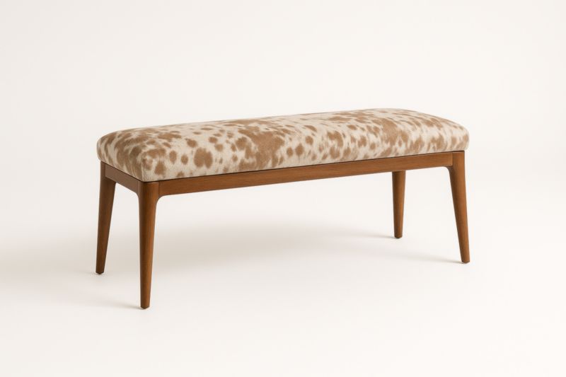 Banc en bois avec tissu imprimé tacheté brun