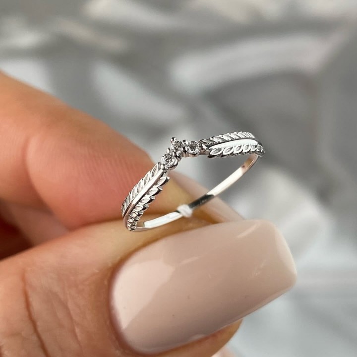 Minimalist Round Cut Diamond White 925 Sterling Silver Feather-Inspired Women's Band