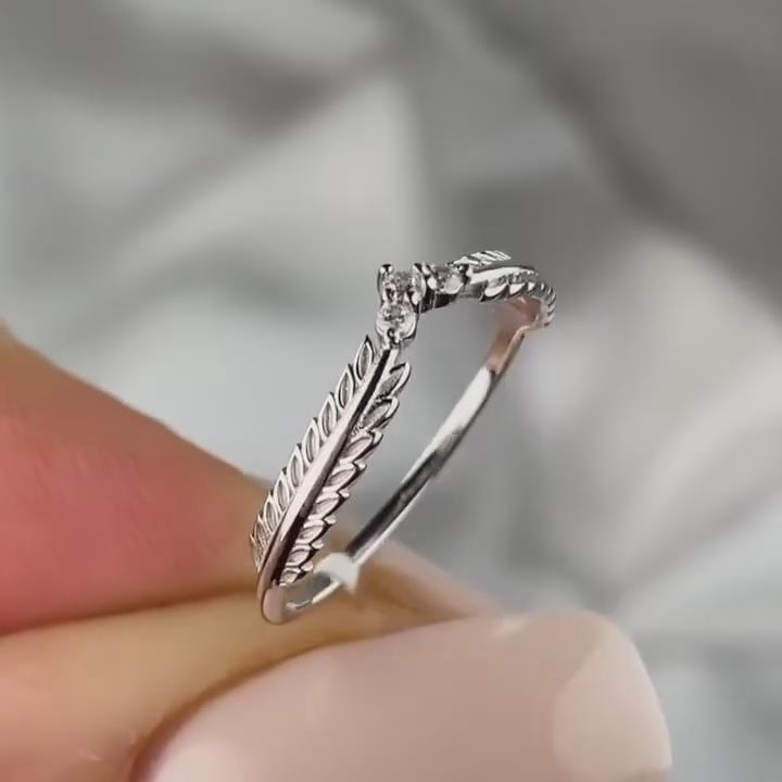 Minimalist Round Cut Diamond White 925 Sterling Silver Feather-Inspired Women's Band