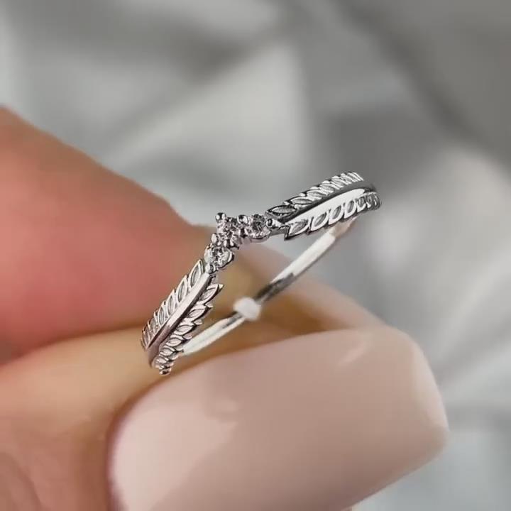 Minimalist Round Cut Diamond White 925 Sterling Silver Feather-Inspired Women's Band