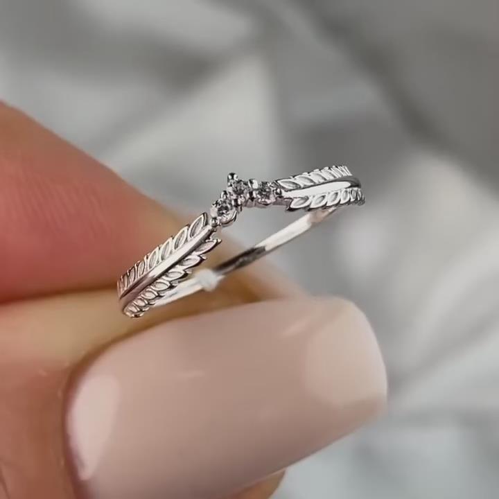 Minimalist Round Cut Diamond White 925 Sterling Silver Feather-Inspired Women's Band