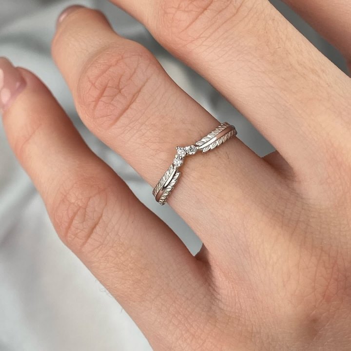 Minimalist Round Cut Diamond White 925 Sterling Silver Feather-Inspired Women's Band