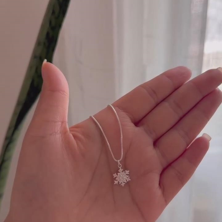 Elegant Diamond White 925 Sterling Silver Snowflake Pendant Necklace