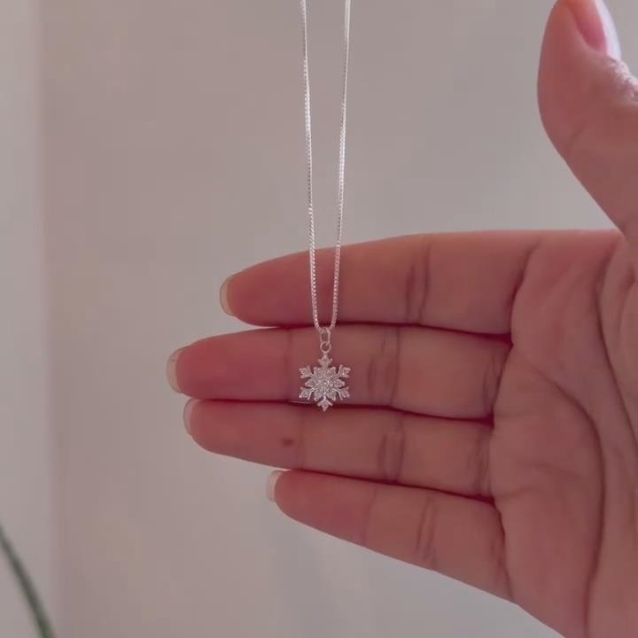 Elegant Diamond White 925 Sterling Silver Snowflake Pendant Necklace