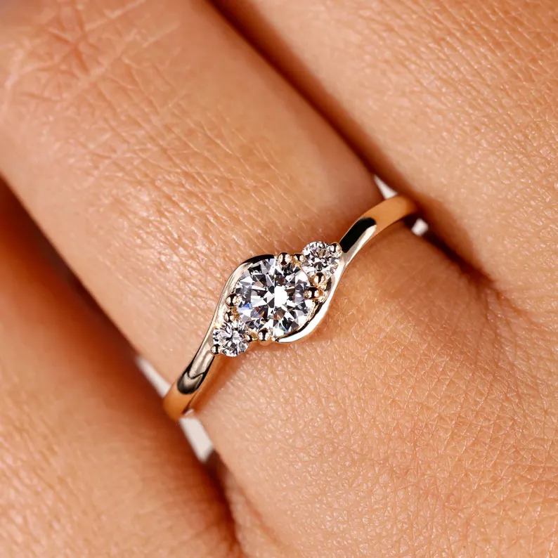 Runder Diamant mit Brillantschliff, Weiß-Gelbgold, 925 Sterling Silber, Drei-Steine-Verlobungsring