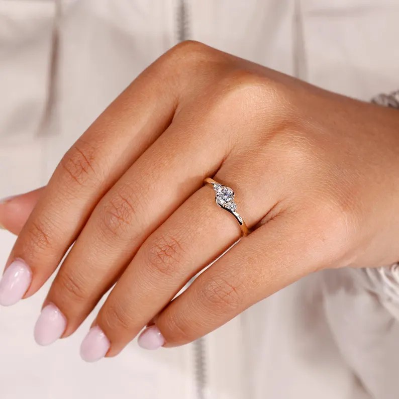 Runder Diamant mit Brillantschliff, Weißes Gelb-Gold, 925 Sterling Silber, Drei-Steine-Verlobungsring