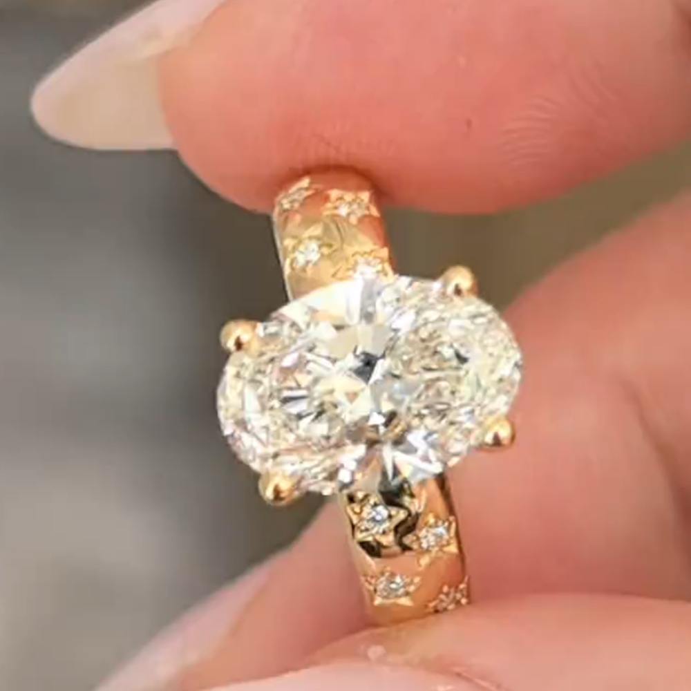 Anillo de compromiso de oro amarillo con diamante de talla ovalada y plata de ley 925 blanca
