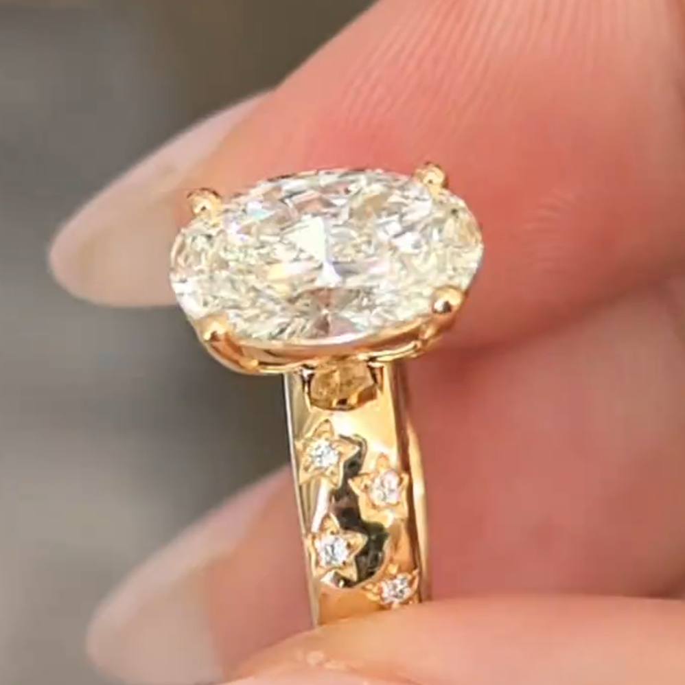 Anillo de compromiso de oro amarillo con diamante de talla ovalada y plata de ley 925 blanca