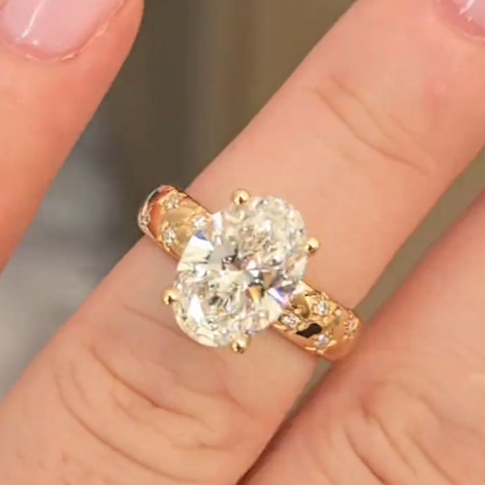 Anillo de compromiso de oro amarillo con diamante de talla ovalada y plata de ley 925 blanca