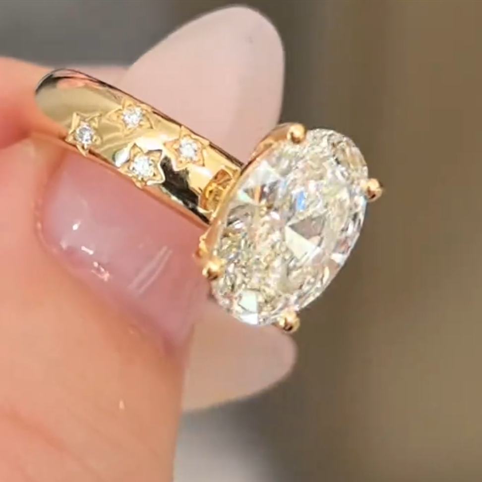 Anillo de compromiso de oro amarillo con diamante de talla ovalada y plata de ley 925 blanca