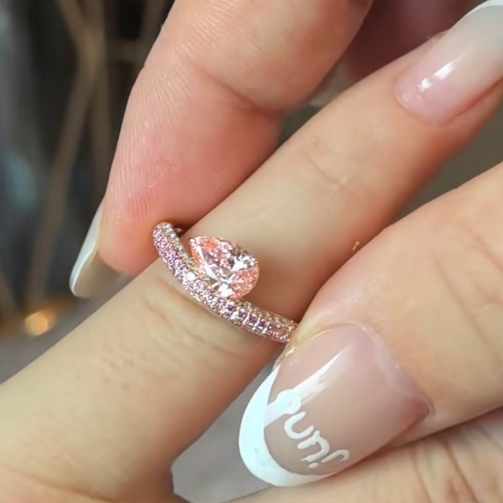 Anillo de compromiso Art Déco de oro rosa elegante y plata de ley con corte en forma de pera