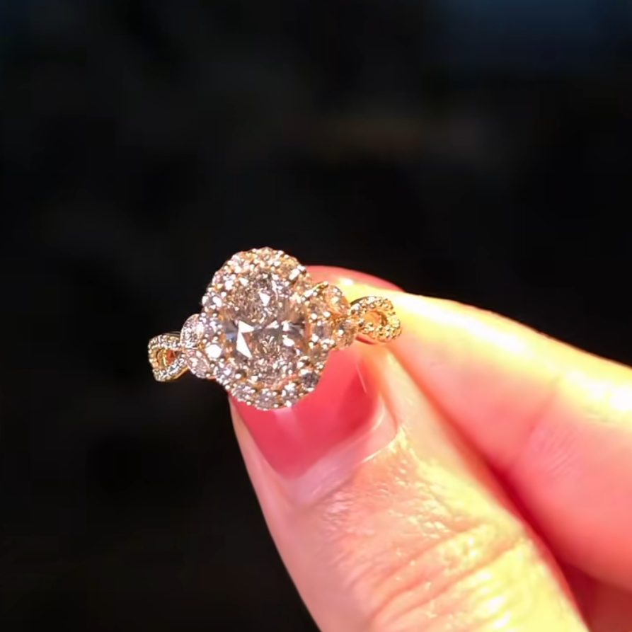 Anillo de compromiso con halo de oro amarillo y plata de ley blanca con diamante de talla ovalada