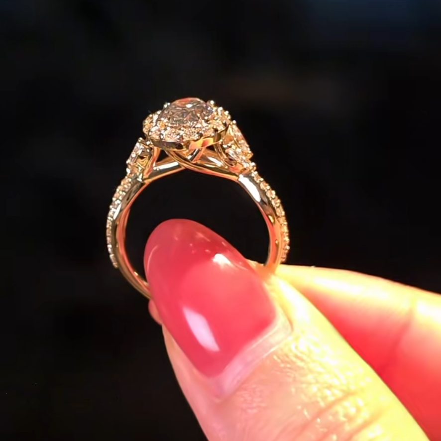 Anillo de compromiso con halo de oro amarillo y plata de ley blanca con diamante de talla ovalada