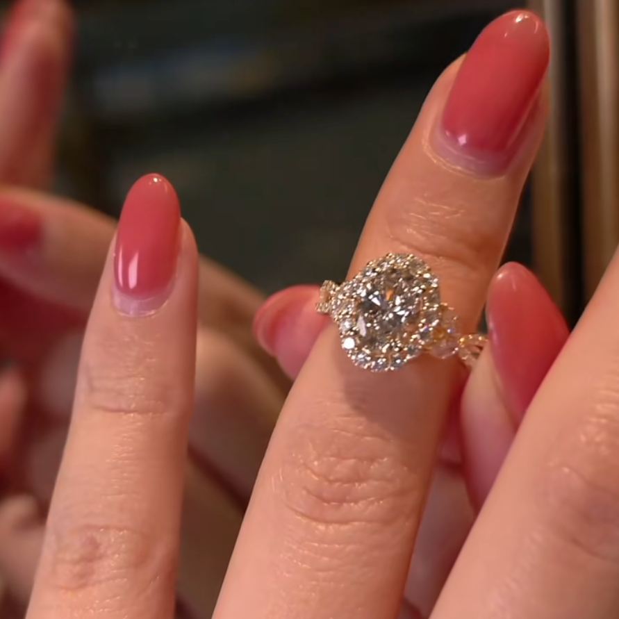 Anillo de compromiso con halo de oro amarillo y plata de ley blanca con diamante de talla ovalada