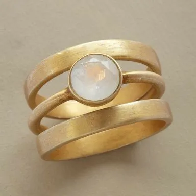 VINTAGE GOLD & INLAID MOONSTONE RING