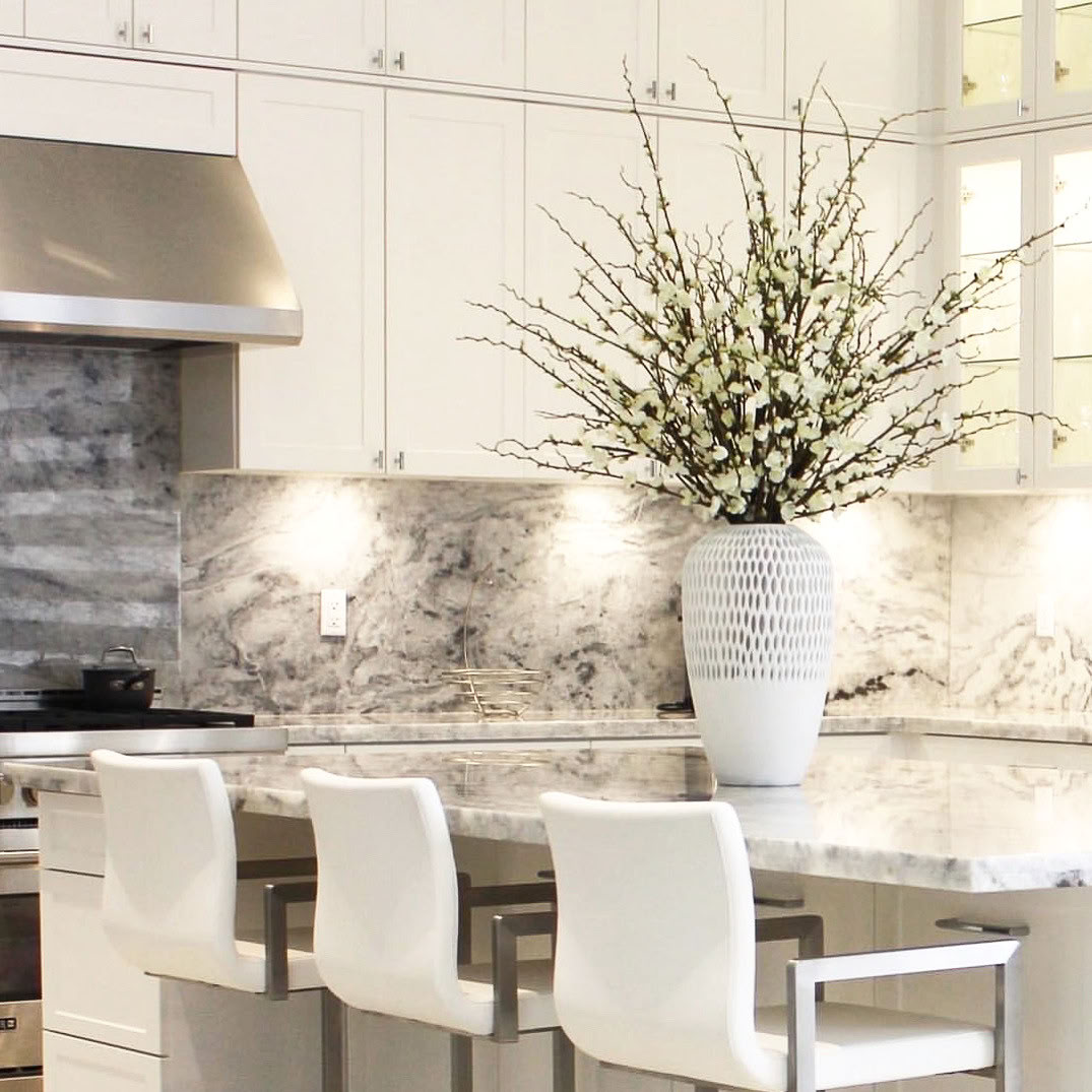 Fleurs de cerisier blanches dans un vase pélican