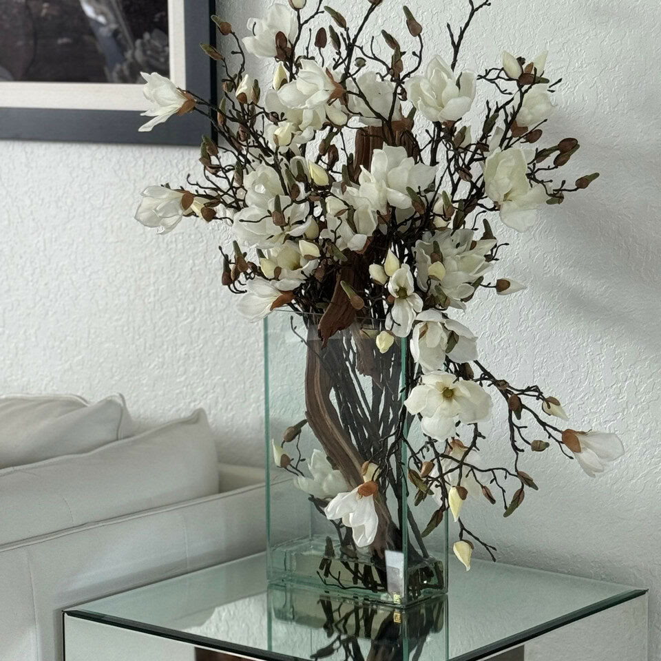 Magnolias blancs dans un cylindre en verre de 16″