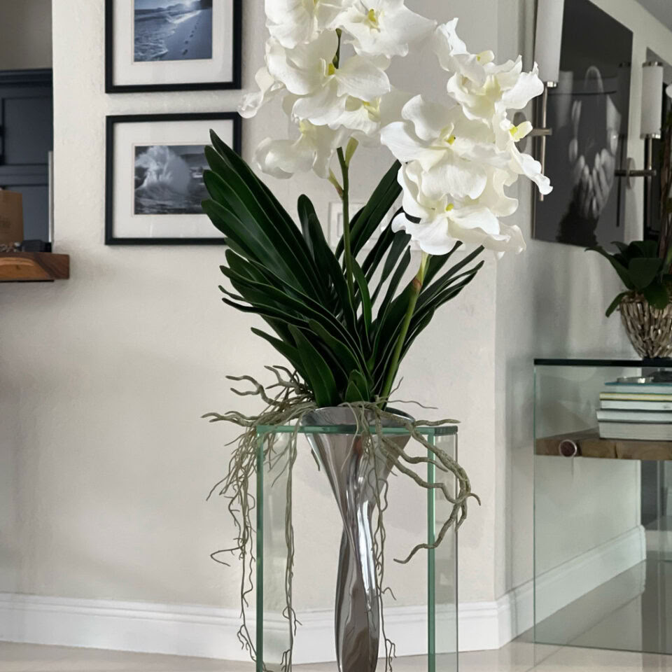 Vase flottant en aluminium Elvis avec orchidées Vanda artificielles