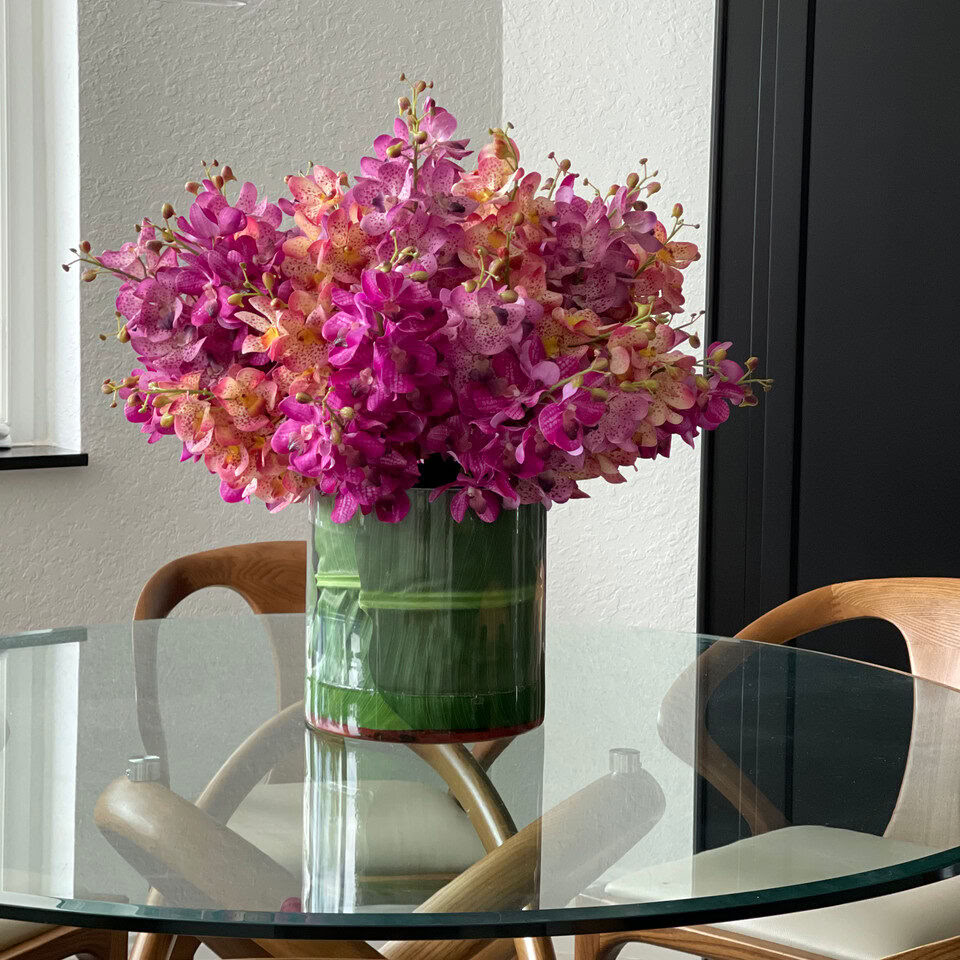 Orchidées Mokara mélangées dans un cylindre rotatif surdimensionné