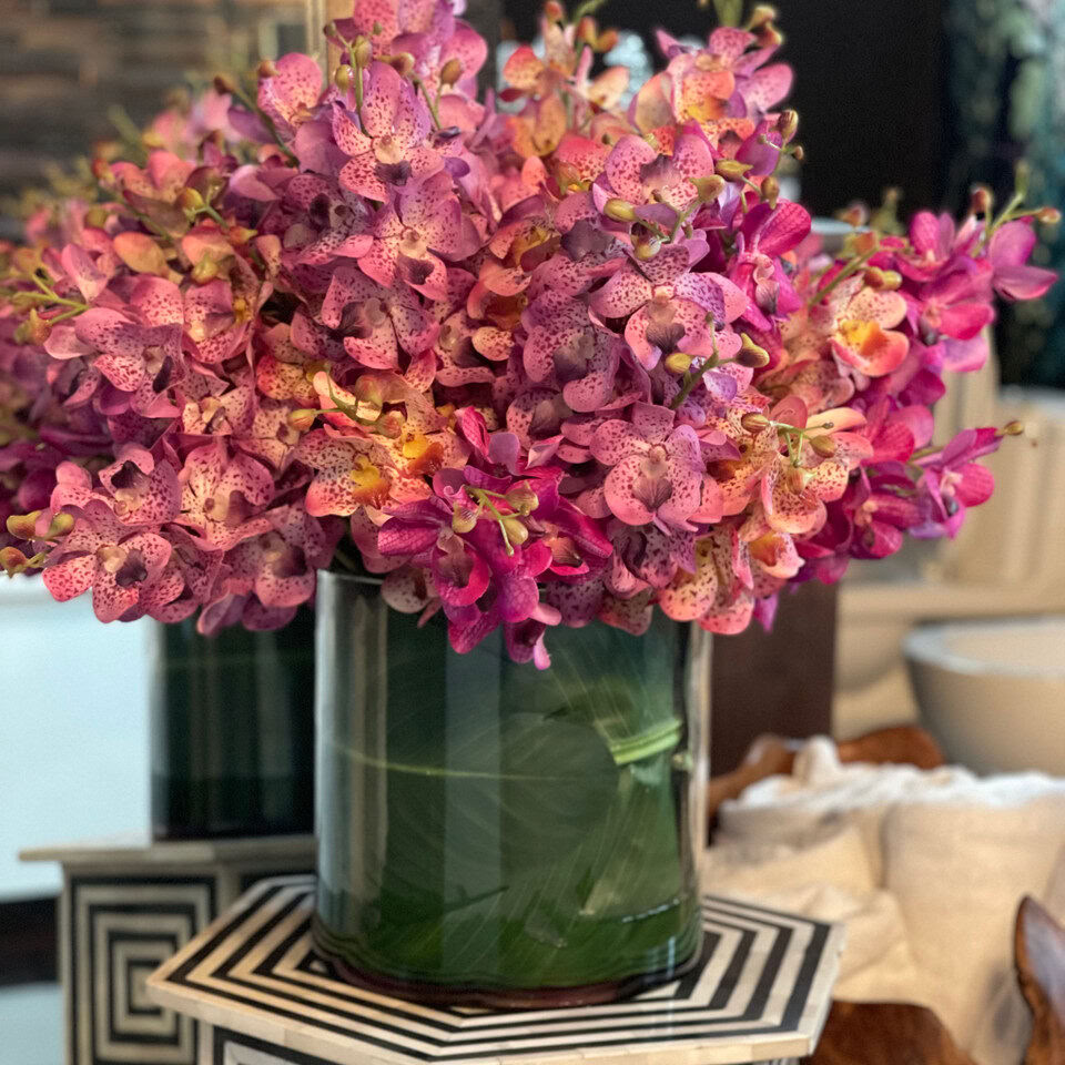 Orchidées Mokara mélangées dans un cylindre rotatif surdimensionné