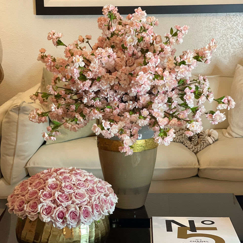 Vase Déesse avec Fleurs de Cerisier Roses