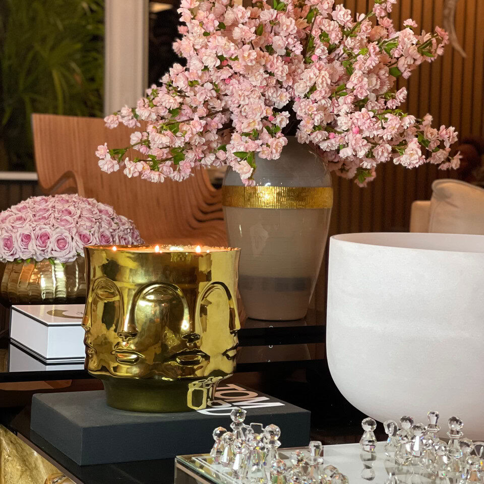 Vase Déesse avec Fleurs de Cerisier Roses