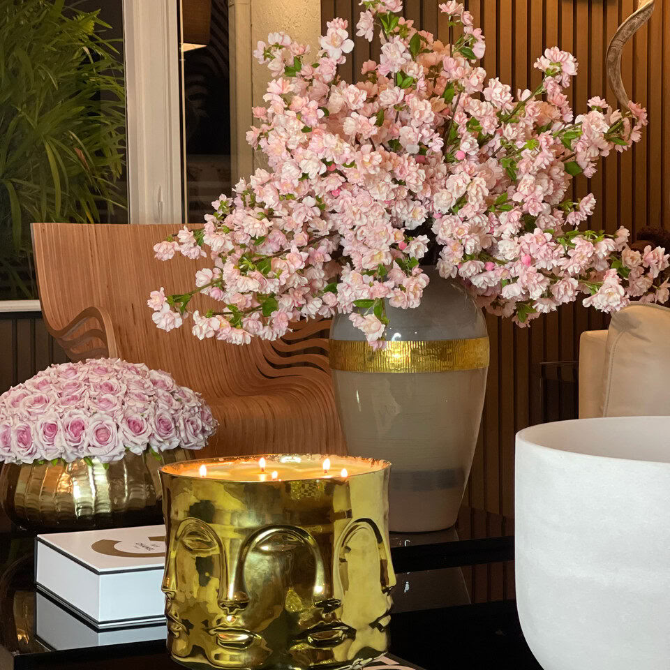 Vase Déesse avec Fleurs de Cerisier Roses