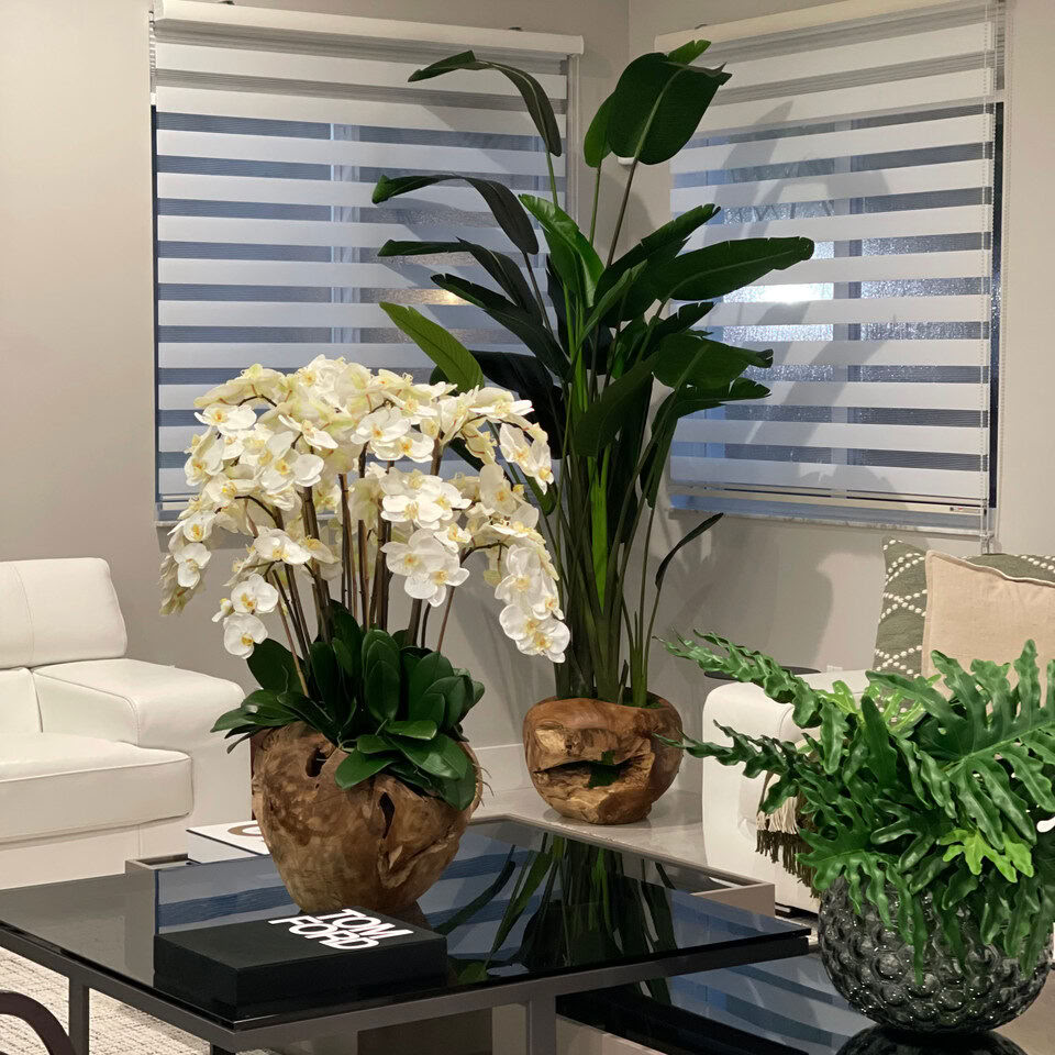 Très grand bol rustique en teck avec orchidées blanches en cascade