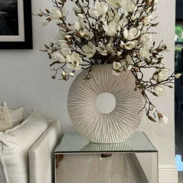 Grand vase éternité avec magnolias et bois flotté