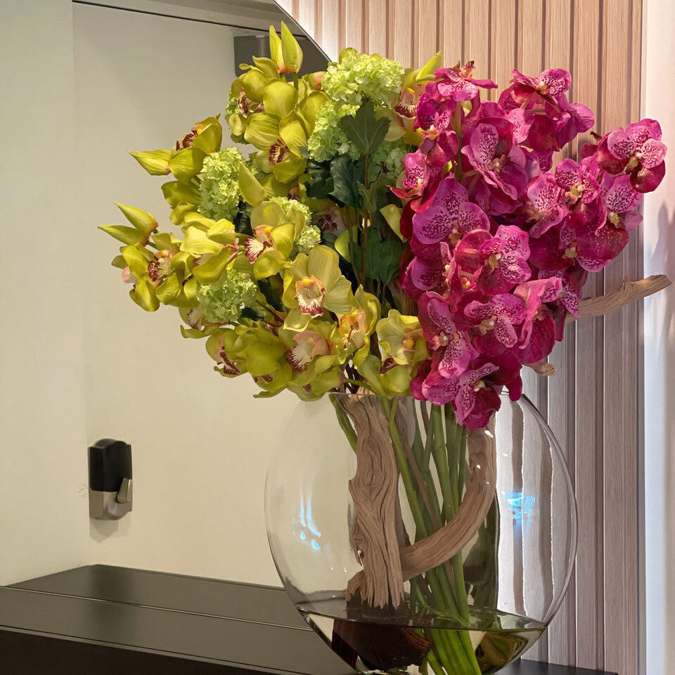 Vase lunaire avec hortensias boules de neige vertes, cymbidiums verts et orchidées Fuchsia Vanda