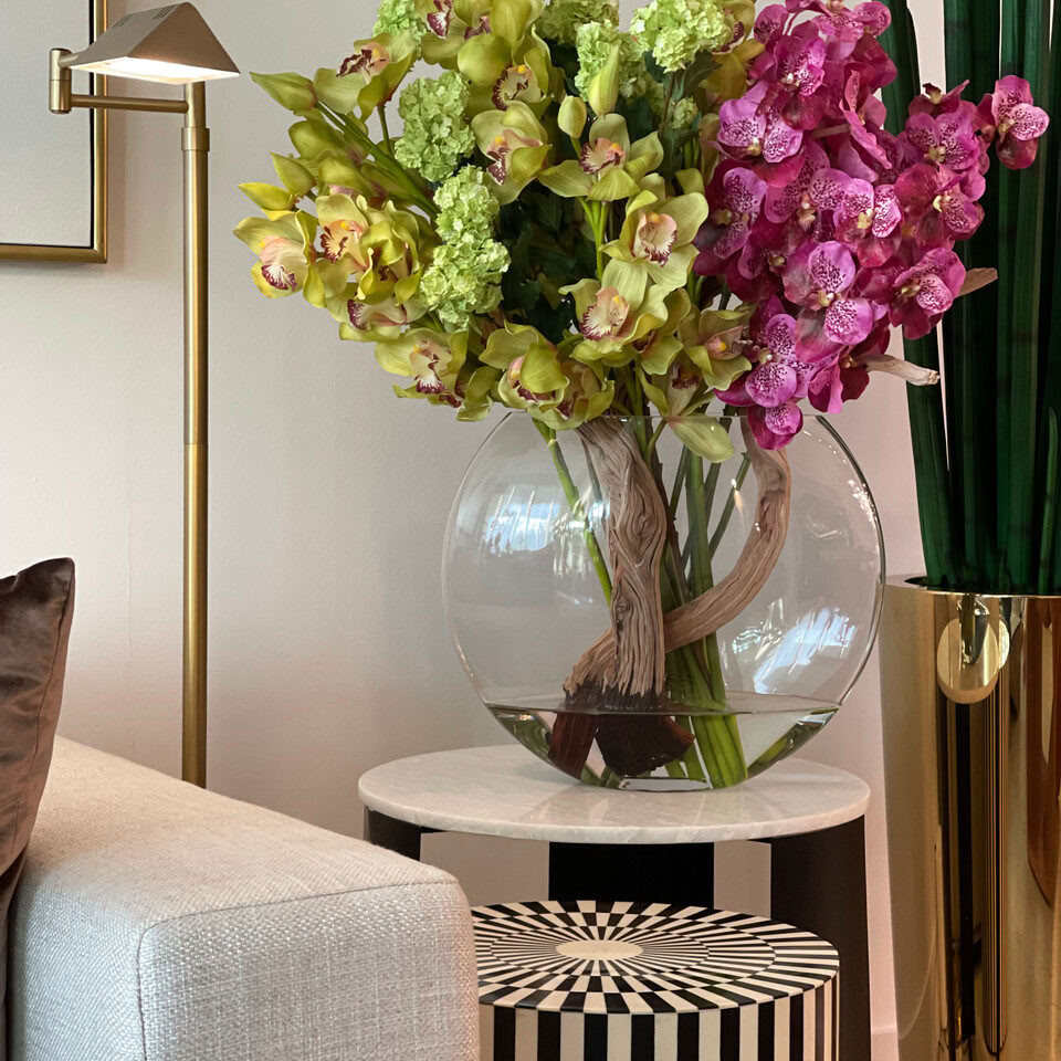 Vase lunaire avec hortensias boules de neige vertes, cymbidiums verts et orchidées Fuchsia Vanda