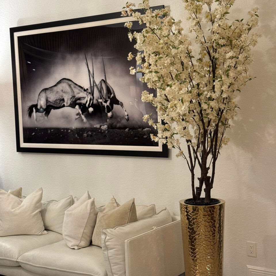 Arbre de fleurs de cerisier dans un grand pot de fleurs martelé en or