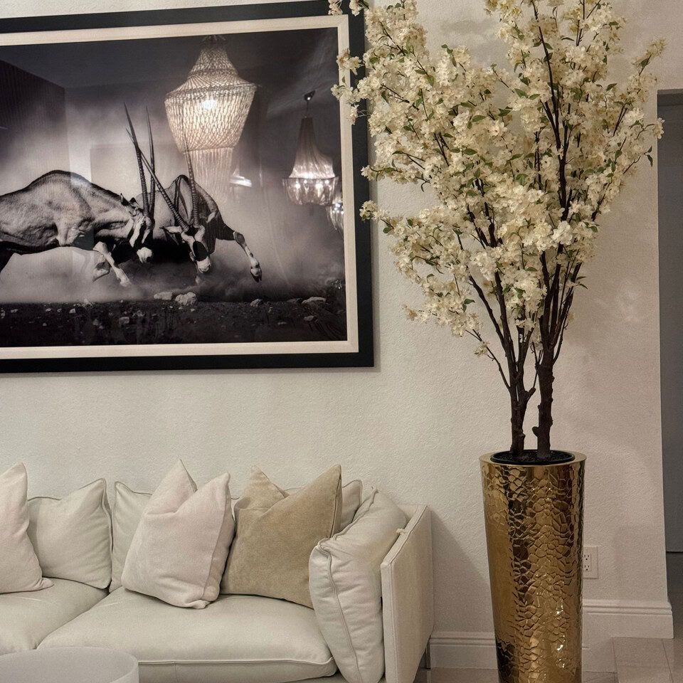 Arbre de fleurs de cerisier dans un grand pot de fleurs martelé en or