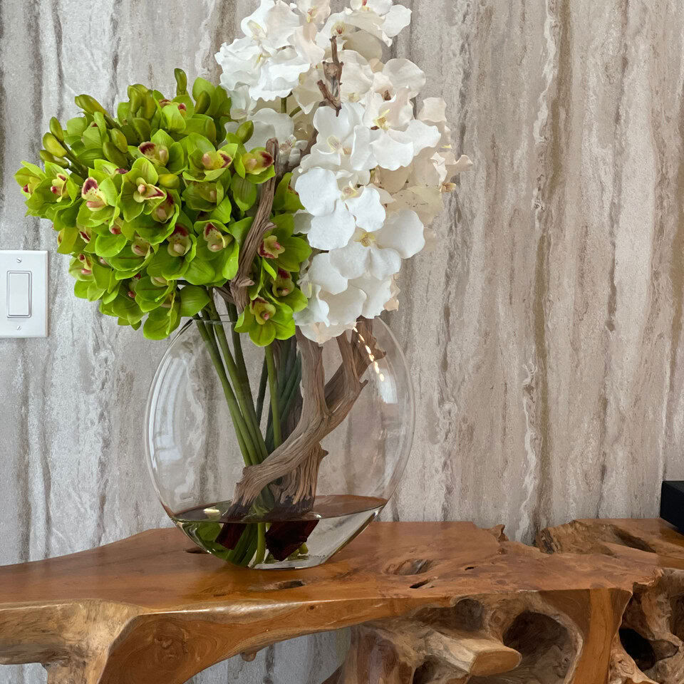 Vase lunaire avec orchidées Vanda blanches et cymbidiums verts