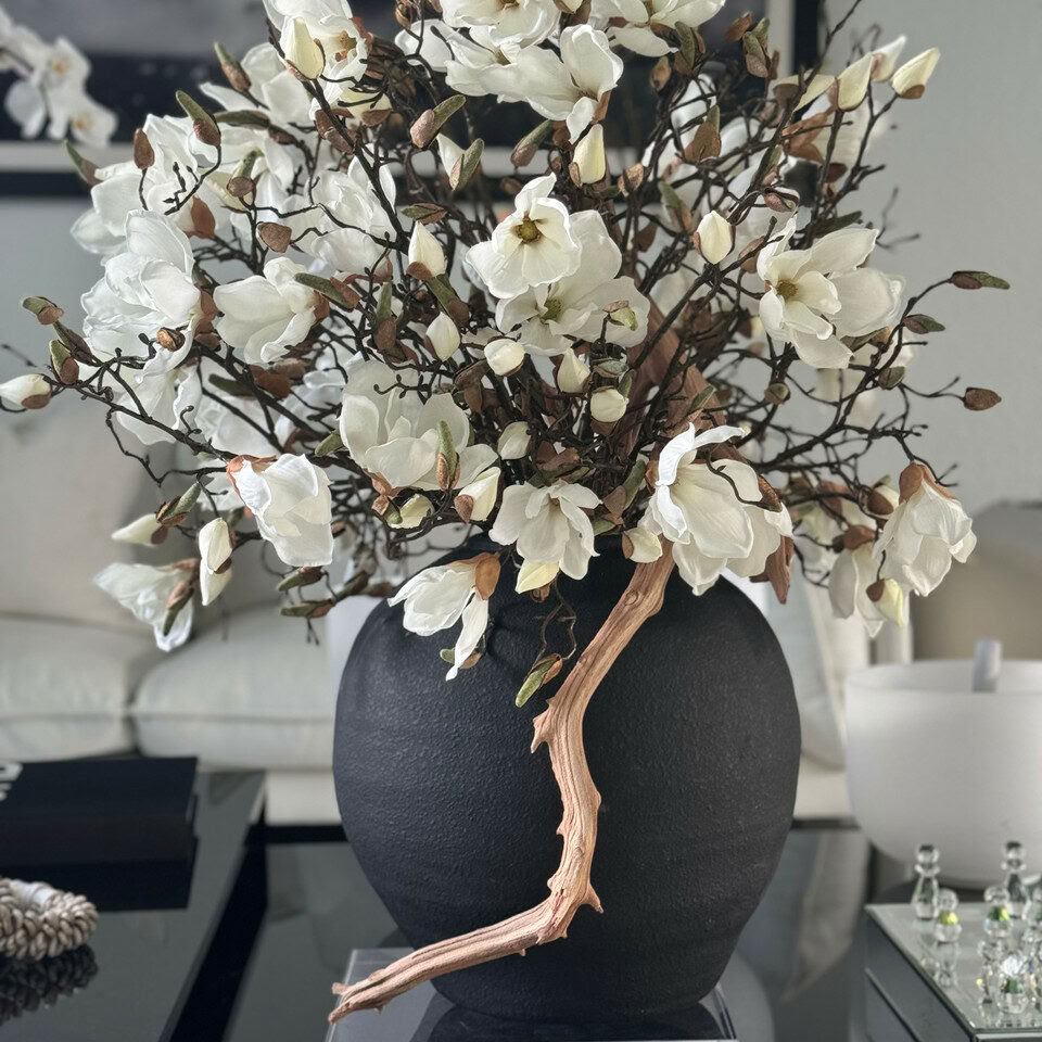 Vase Konos noir avec magnolias blancs